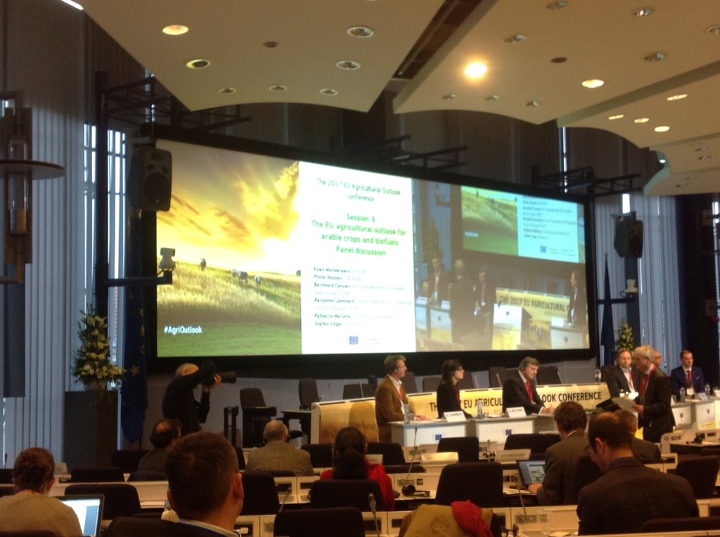CopacogecaMEAT's tweet photo. How relevant is the #EU #AgriOutlook for arables crops and biofuels for the meat sector? Animal feed can represent around 60% of the cost of production for some livestock production! https://t.co/pX828dse7L