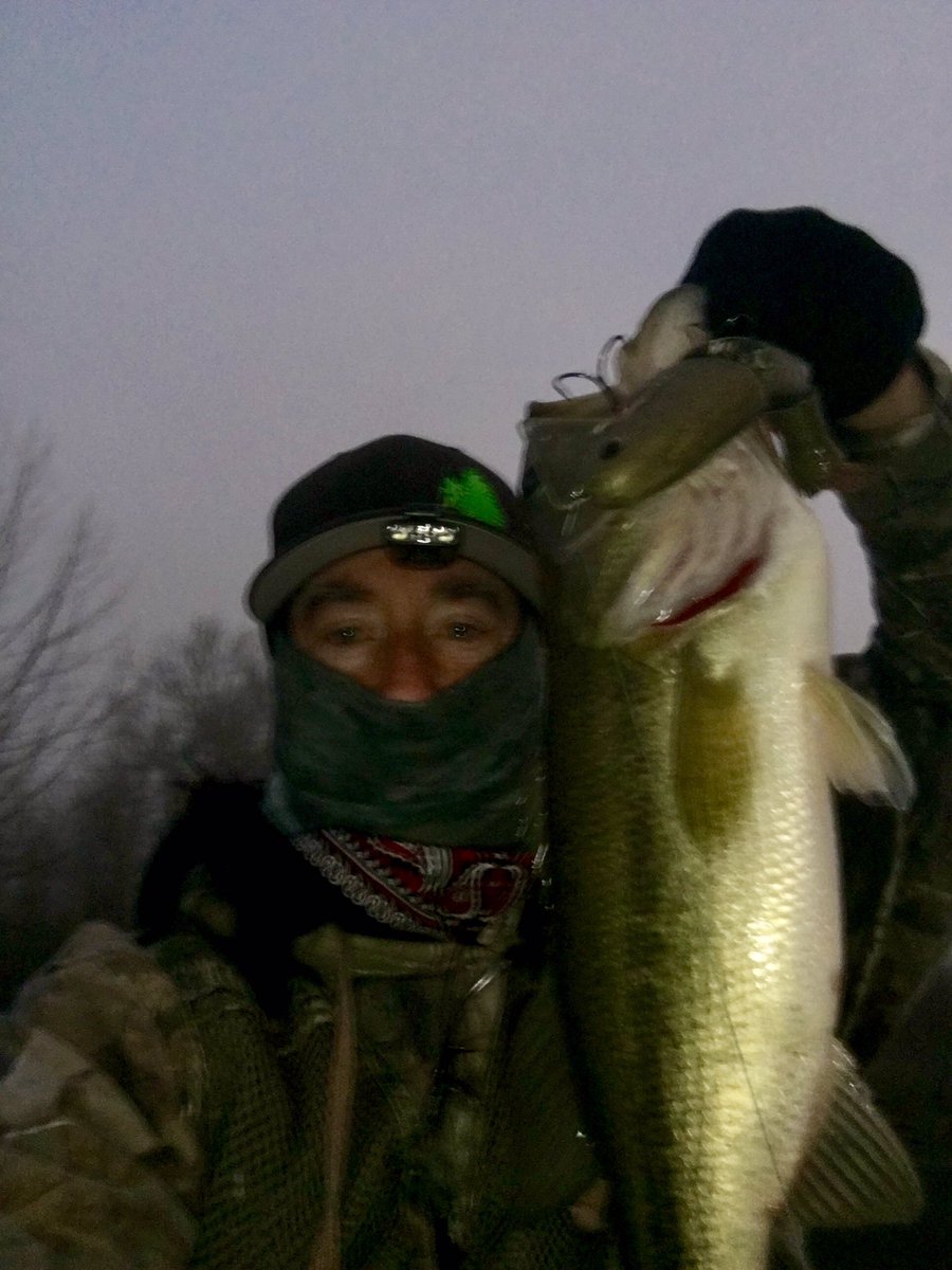lapbass's tweet photo. It's cold n bass use big rock 2 get warm.I think I should jump n also n hug a rock.
Killer quick trip this morn on Bullshad 4x4 Wake bait. https://t.co/2LlK1wn7We