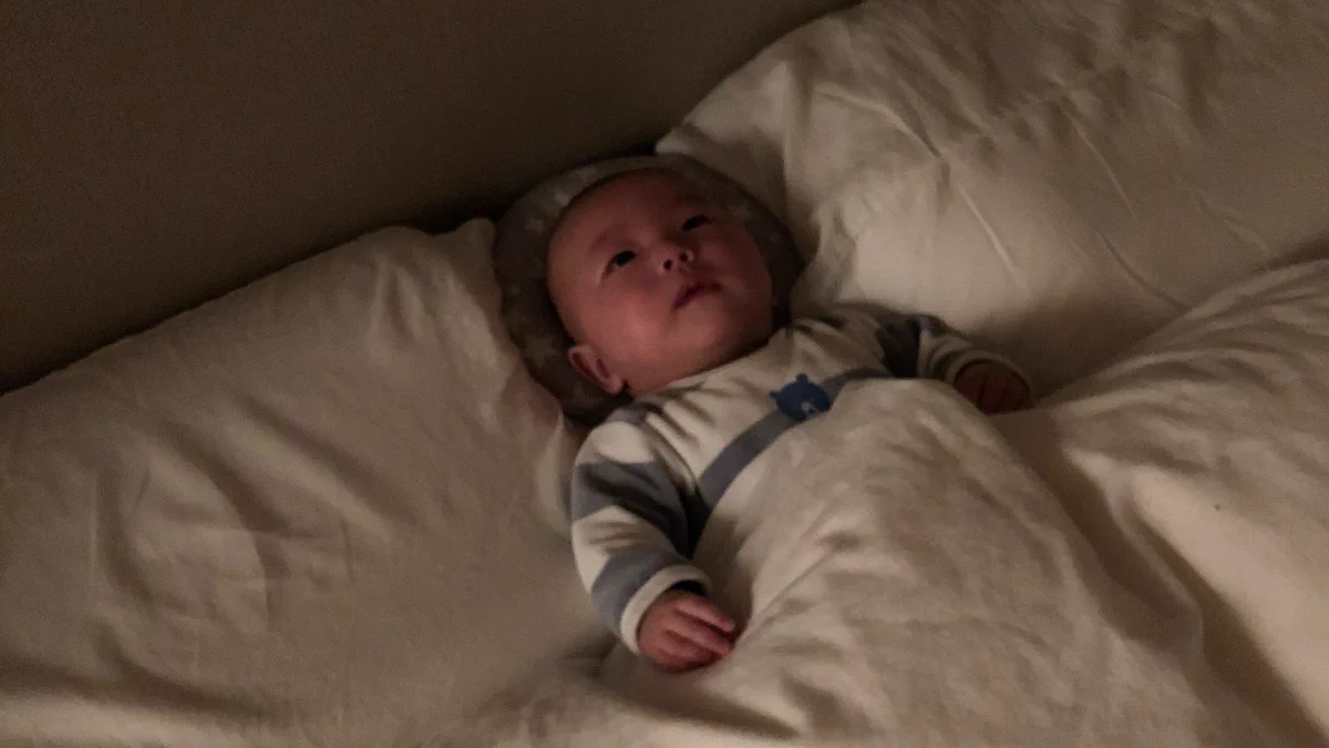 寝顔見に行ったつもりだったのにww寝室で目がぱっちりな赤ちゃんがかわいいw