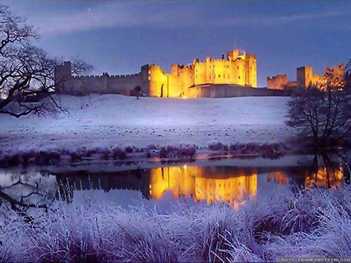 DKTaylorLane's tweet photo. #Snow2017 Alnwick #Castle,Northumberland. 
"Throne" of the Percy, "kings of the north" family since late thirteenth century. One of the three Northumberland castles that frequently switched allegiance between Lancaster and York during Wars of Roses. https://t.co/9dg5ZdhRwy