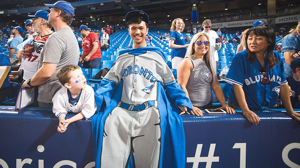 BlueJays's tweet image. We can't make the 💯 days go any faster, but we CAN keep you warm during the offseason. 🎁

RT now for your chance to win a #BlueJays Sleeved Blanket!

Rules: atmlb.com/2xw4lmH