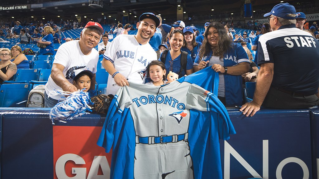 BlueJays's tweet image. We can't make the 💯 days go any faster, but we CAN keep you warm during the offseason. 🎁

RT now for your chance to win a #BlueJays Sleeved Blanket!

Rules: atmlb.com/2xw4lmH