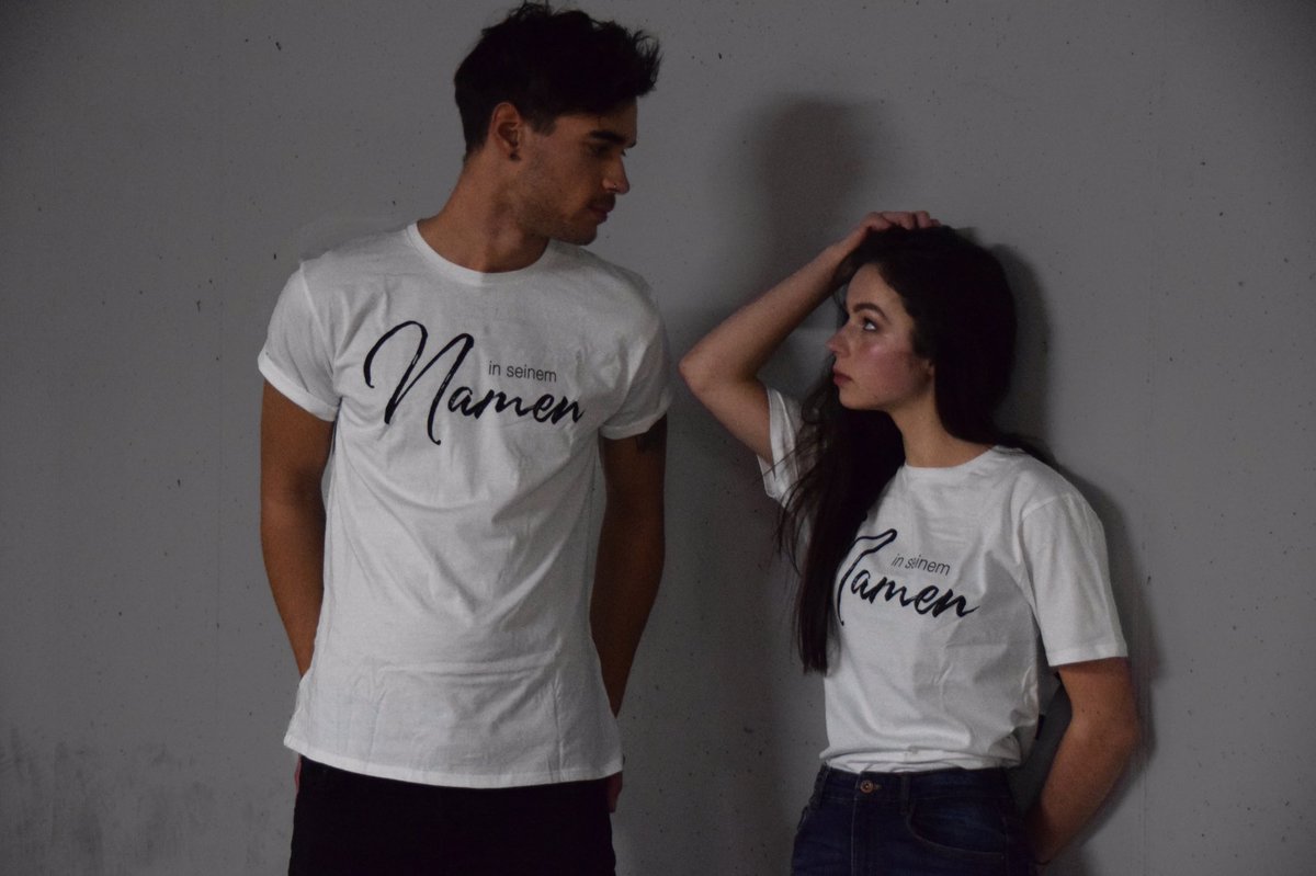 JESUSlive_co's tweet photo. SHIRTS! Es gibt supercoole, fair produzierte JESUSlive 2017 Shirts! Am 28. und 30.12. für nur 15€ erhältlich! Hol dir deins!   --- SHIRTS! There will be supercool, Fairtrade JESUSlive 2017 Shirts, available on Dec 28th and 30th for just 15€! Get yours! #jl17 #JESUSlive17 #fair https://t.co/uvzfAnquKG