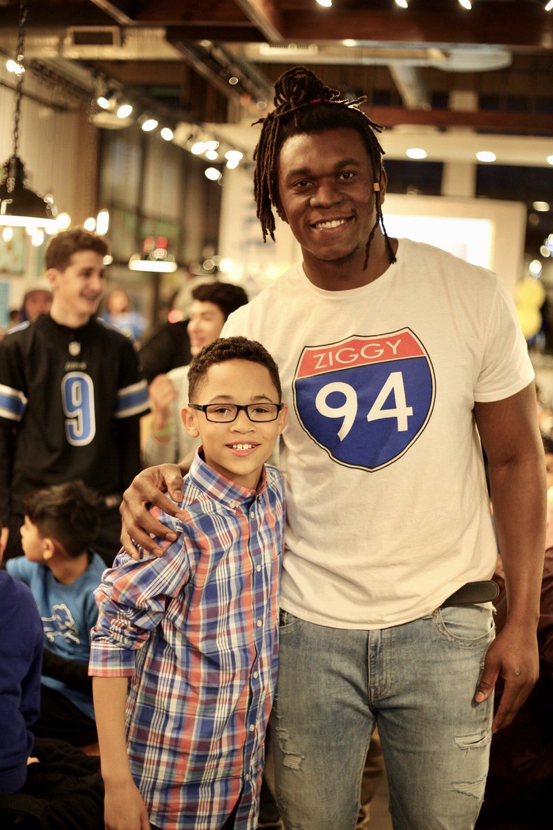 TheEAFoundation's tweet photo. Our founder @Ziggy_Ansah inspiring the youth towards a brighter future last night in a private dinner @bromemoderneatery... #InspireYouth #TisTheSeason #GivingBack #firstof many https://t.co/cpQHwZp1Pw