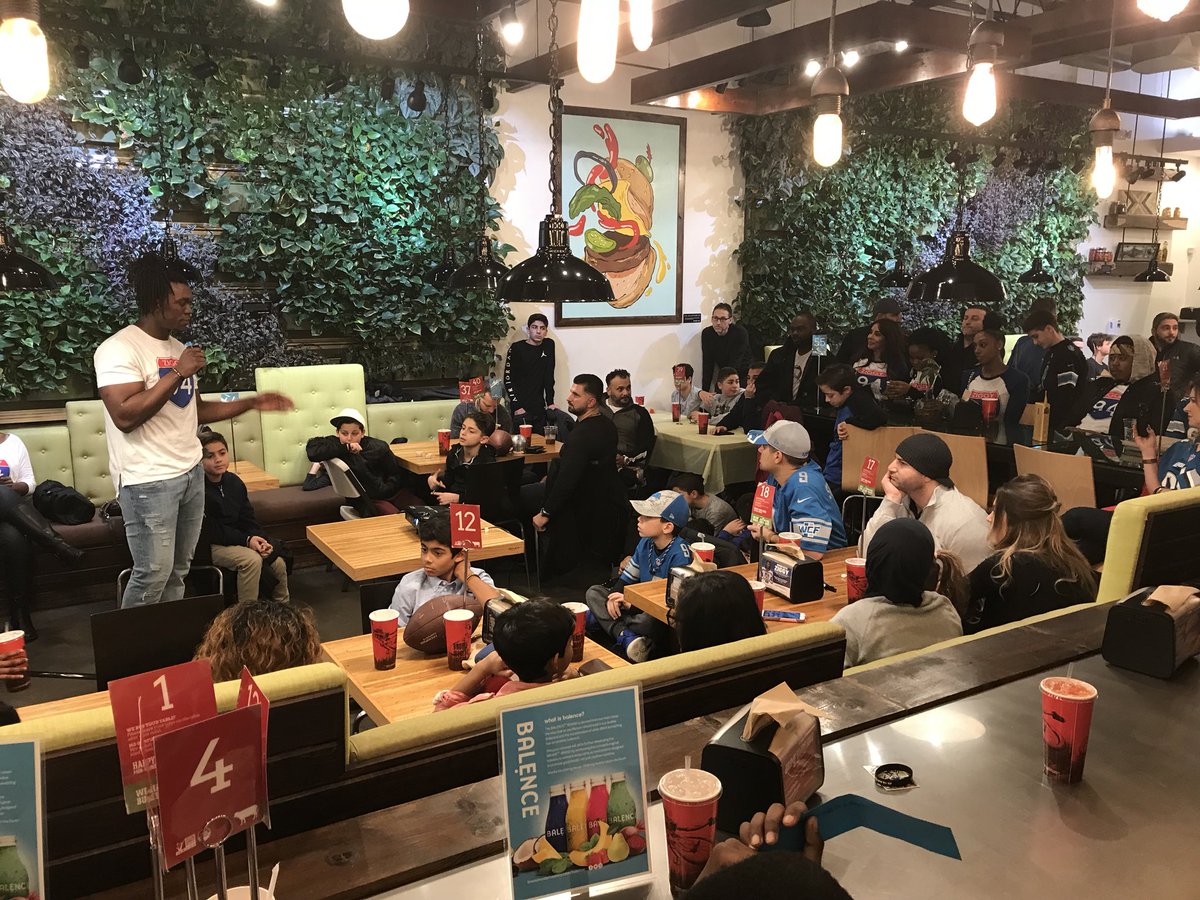 TheEAFoundation's tweet photo. Our founder @Ziggy_Ansah inspiring the youth towards a brighter future last night in a private dinner @bromemoderneatery... #InspireYouth #TisTheSeason #GivingBack #firstof many https://t.co/cpQHwZp1Pw