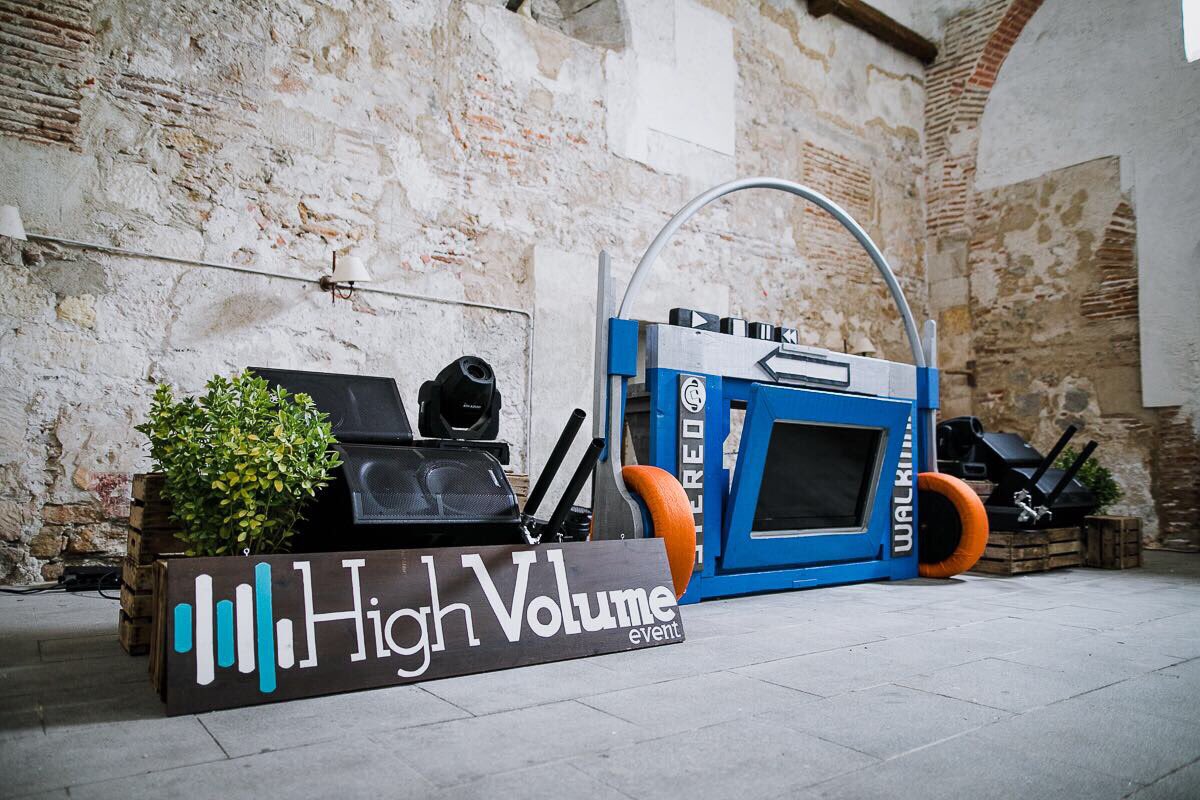 highvolume's tweet photo. ¡Vuelve el mítico walkman! Esta vez en forma de cabina para nuestros DJs y gracias a meses de esfuerzo en el taller. Nuevas ideas, nuevo retos para que la música sea parte fundamental de las bodas. Seguimos #hvevent #musica #DJ #sonido #bodas #fiestas #eventos #Madrid https://t.co/oKn0LP4AwN