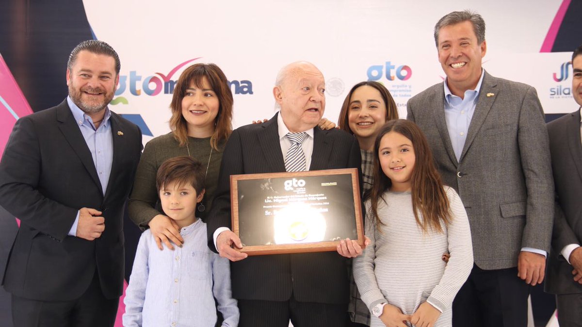 Enrique Zavala Muñoz del Hotel Best Western Plus Plaza Florida &amp; Tower Irapuato recibe el Galardón Cosme Vera <a href="/ferolivera09/">fernando olivera</a>