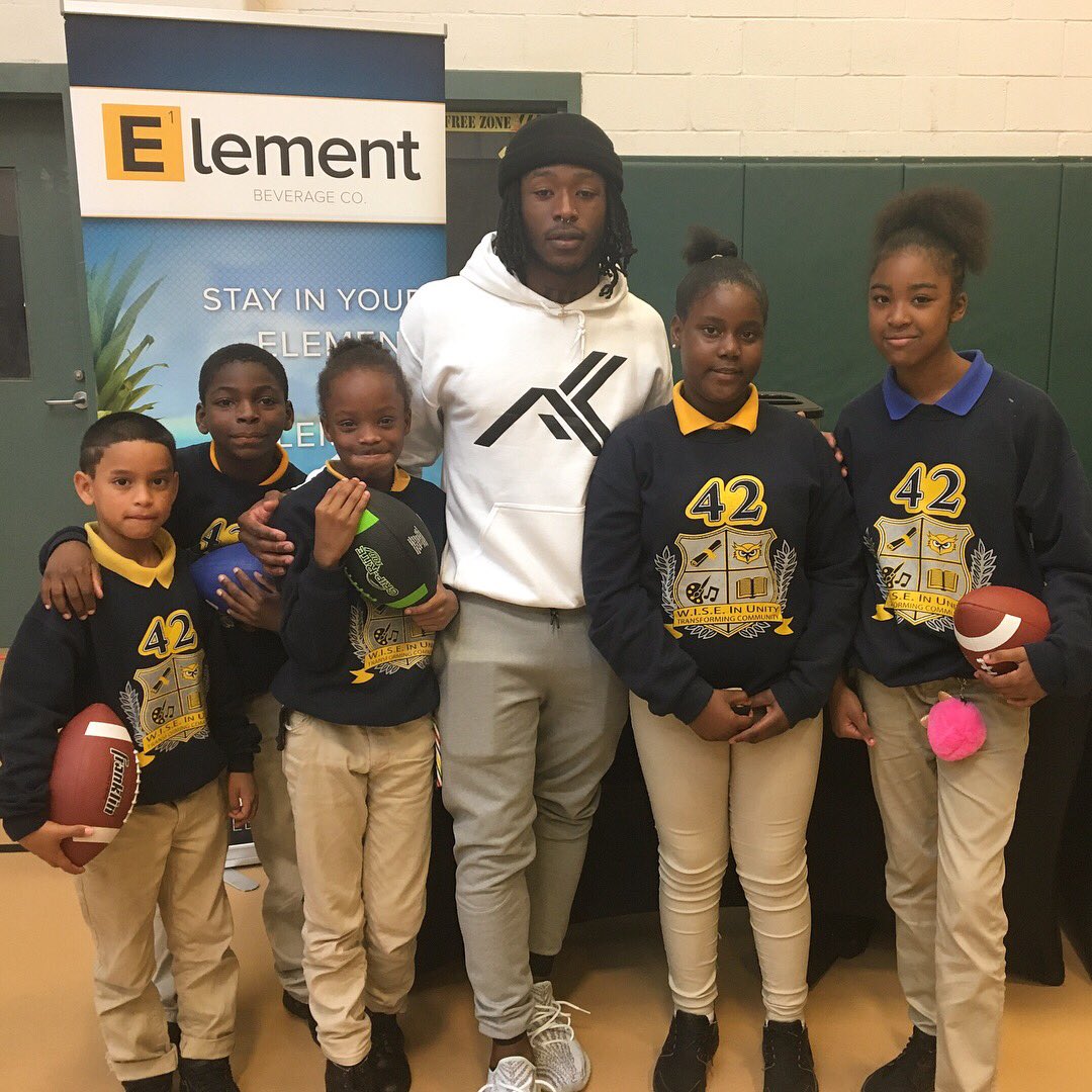 42NOLA's tweet photo. Special thanks to @Saints rookie @alvinkamara for this SAINTSational day at @andrewwilsoncharter. Our scholars participated in fun sports drills, TD celebration dance offs, and received inspirational words from local leaders! #HOOTDat π¦βοΈ https://t.co/weYvGuydab