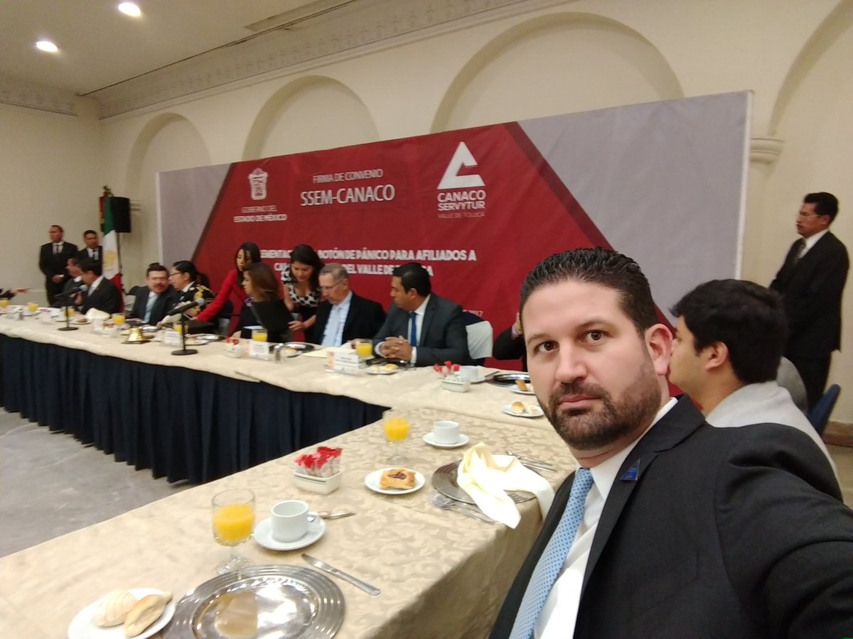 pgsuarez's tweet photo. Sesión de consejo @Canaco_Toluca  y firma de convenio con la @SS_Edomex para la implantación del botón de pánico. La excelente coordinación con @Maribel_CG17 @c5mxq  @Hdelacuadra1 dará como resultado un comercio fortalecido. @alfredodelmazo https://t.co/n6nSmOr0gH