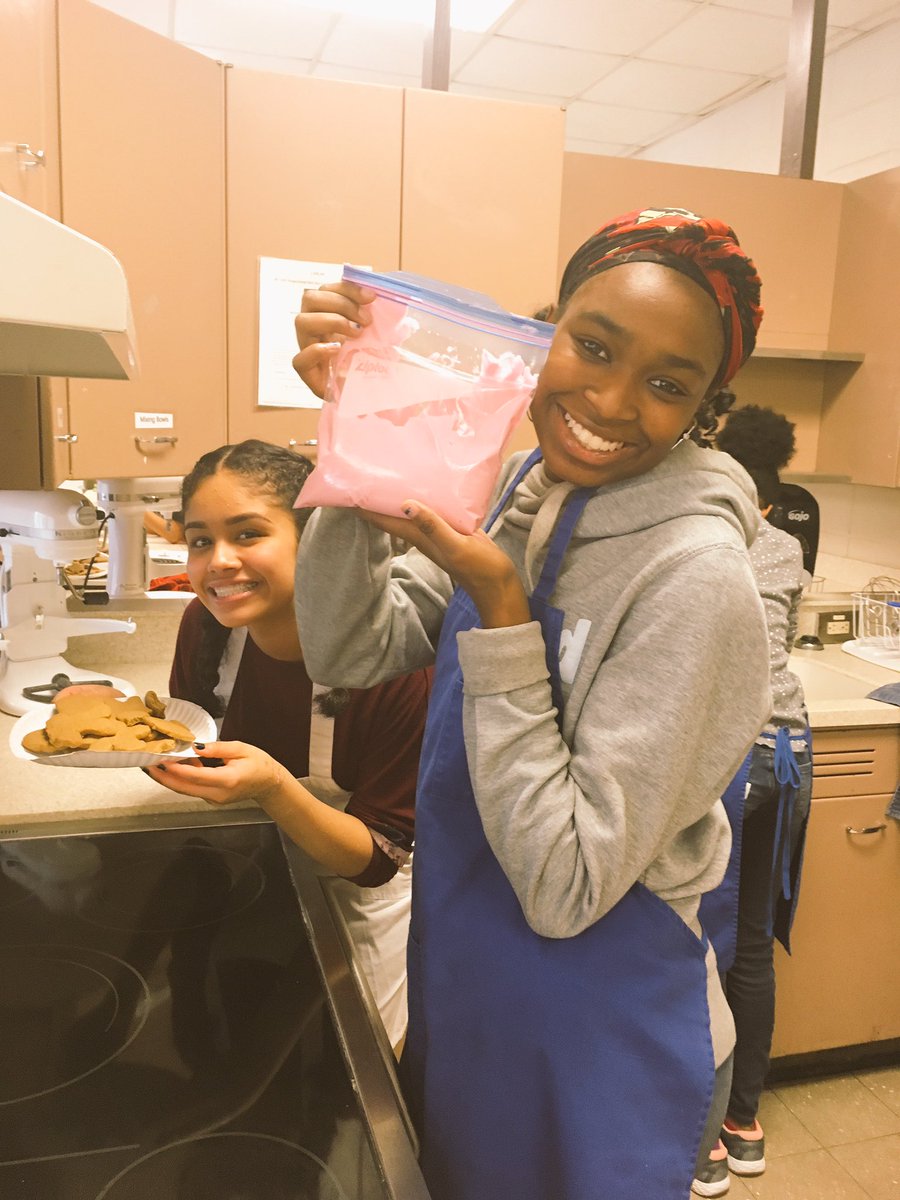 MsJReimers's tweet photo. Homemade gingerbread cookies with royal icing!! #gamechangers https://t.co/288g1WSPcE
