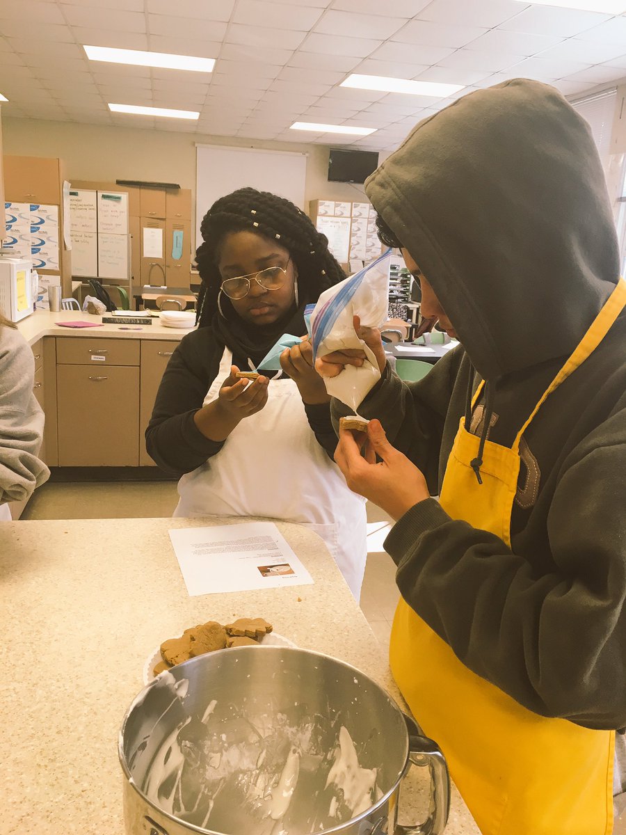 MsJReimers's tweet photo. Homemade gingerbread cookies with royal icing!! #gamechangers https://t.co/288g1WSPcE