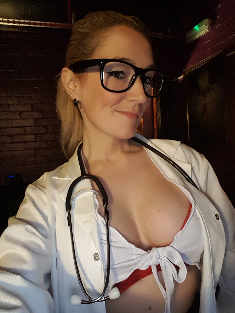 UKMsLuciWhite's tweet photo. Dr Luci will see you now!!!  🤓

Come to @StockportBDSM for a full medical including prostate examination 😉

#medicalplay #needleplay #suturekit #pegging #roleplay 
#medicalmistress 🔬💉💉

@DirkHooper @EliteUKMistress @Hogspy @Yourdominatrix https://t.co/4cImsuV8II