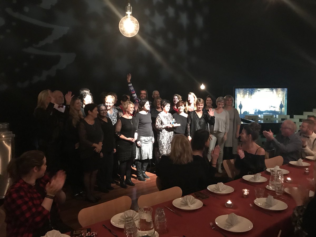 kunstlinie's tweet photo. Alle vrijwilligers, bedankt! Bob de Bouwer award, een blijk van waardering! ❤️ #kaf036 #kerstdiner https://t.co/DqHNdsmRaX