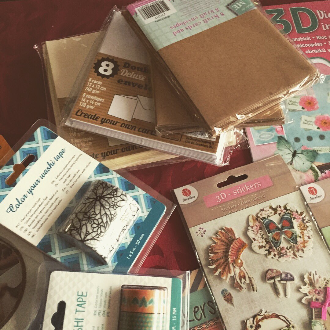 emmanucrea's tweet photo. 1, 2, 3, @ActionFR 
#emmanucrea #scrapbooking #diy #savoirfaire #sticker #decopatch #maskingtape #brads #papier #action #commeunegosse #noelavantlheure https://t.co/AL6lvbsYfX