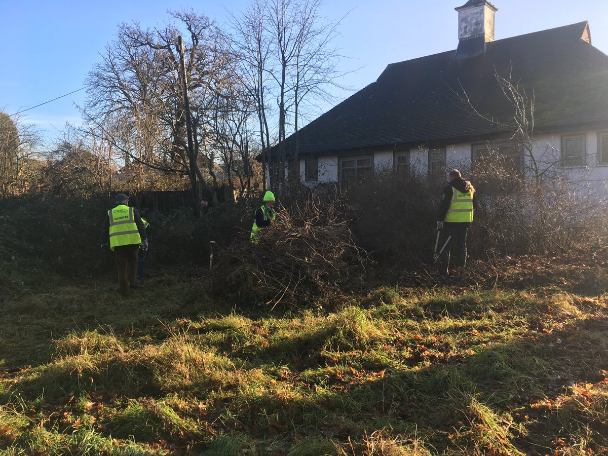 The sun was certainly shining yesterday for the volunteer work party at the @WoodfieldRec pavilion, glorius day! #HLFsupported <a href="/wandbc/">Wandsworth Council</a> <a href="/enableLC/">Enable Community</a> @heritagelottery
