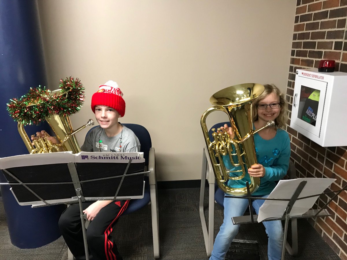 BandisGrand's tweet photo. #FoyerFest #dressforthefest #letsgoband @EPPenguins @ISD196schools @ISD196Magnets https://t.co/kPzuW6UuF7