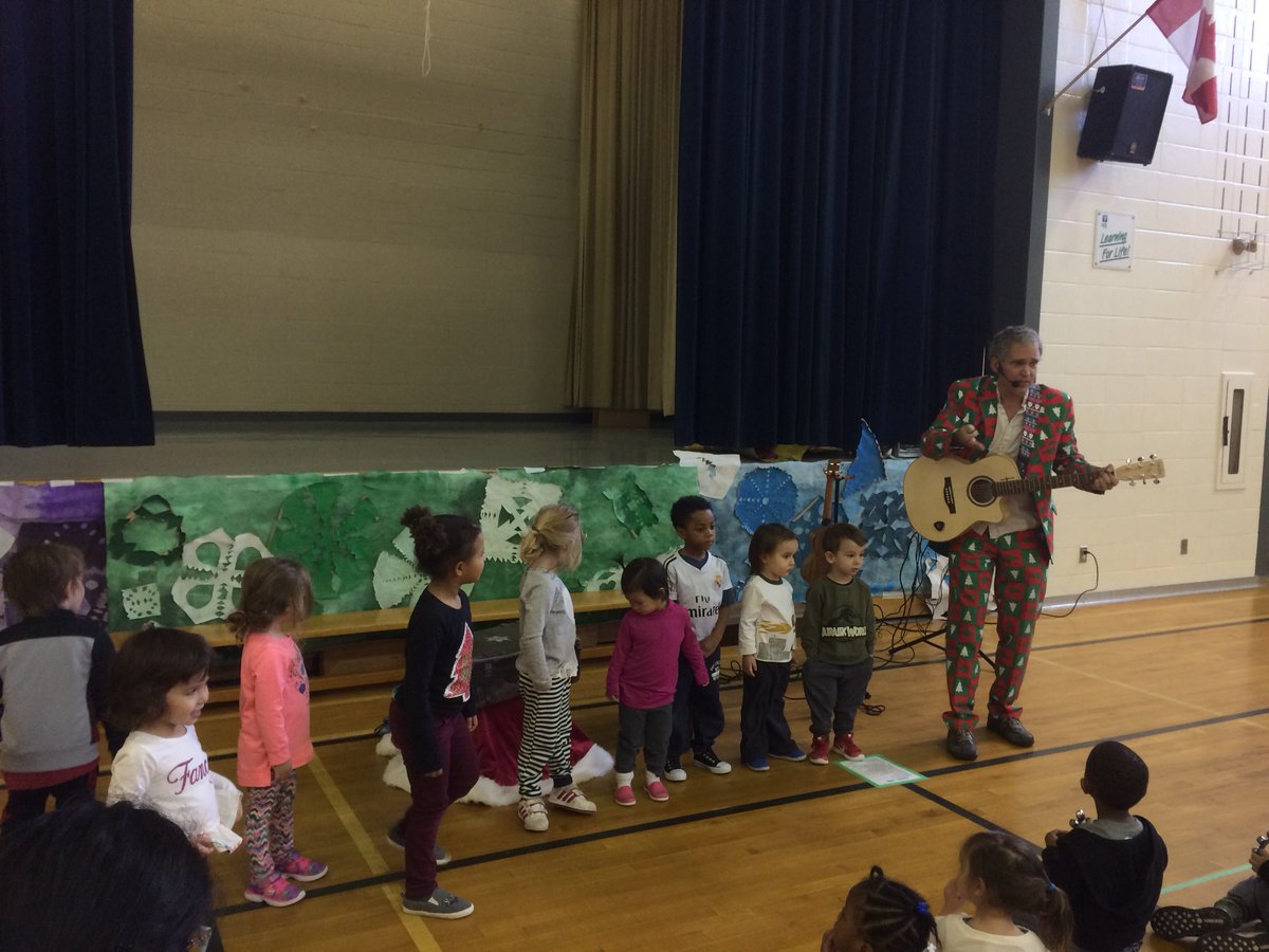 TDSB_SteveB's tweet photo. Thanks to a sponsorship by our Parent Family “Gooch” Program, Lambton Park welcomes a holiday performance by Rob Joy for pre-school to “K”! https://t.co/4GMFcBF4Kj