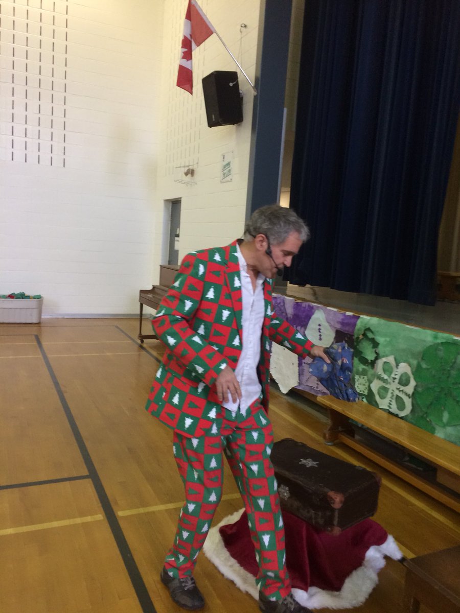 TDSB_SteveB's tweet photo. Thanks to a sponsorship by our Parent Family “Gooch” Program, Lambton Park welcomes a holiday performance by Rob Joy for pre-school to “K”! https://t.co/4GMFcBF4Kj