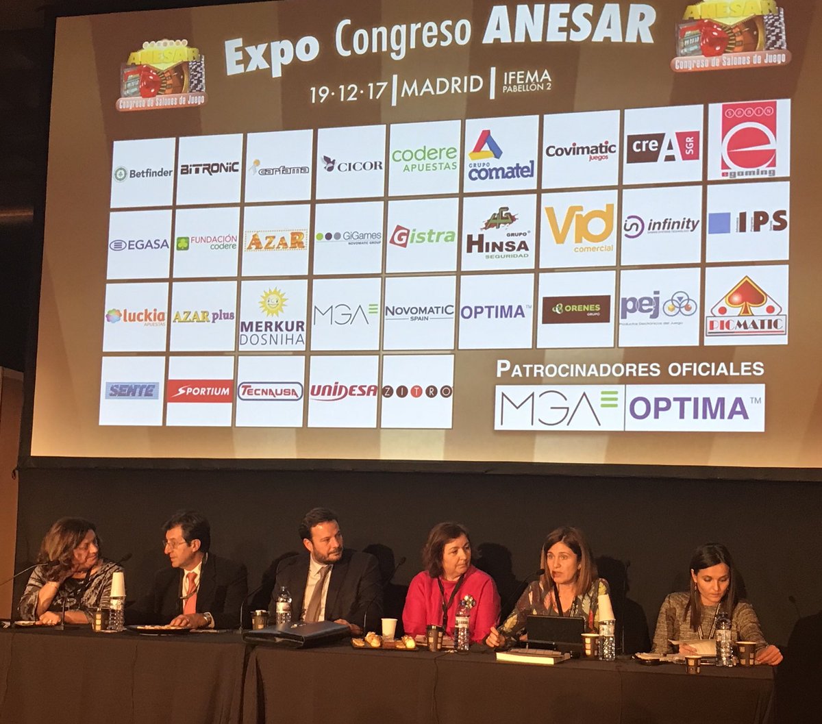 famacasman's tweet photo. En su intervención final en el Congreso de ANESAR, Susana Pastor manifiesta su intención de trabajar «conjuntamente con el sector» en materia de juego responsable. «En Castilla-La Mancha trabajamos en equipo» ha manifestado. https://t.co/bhV0qcyaUl