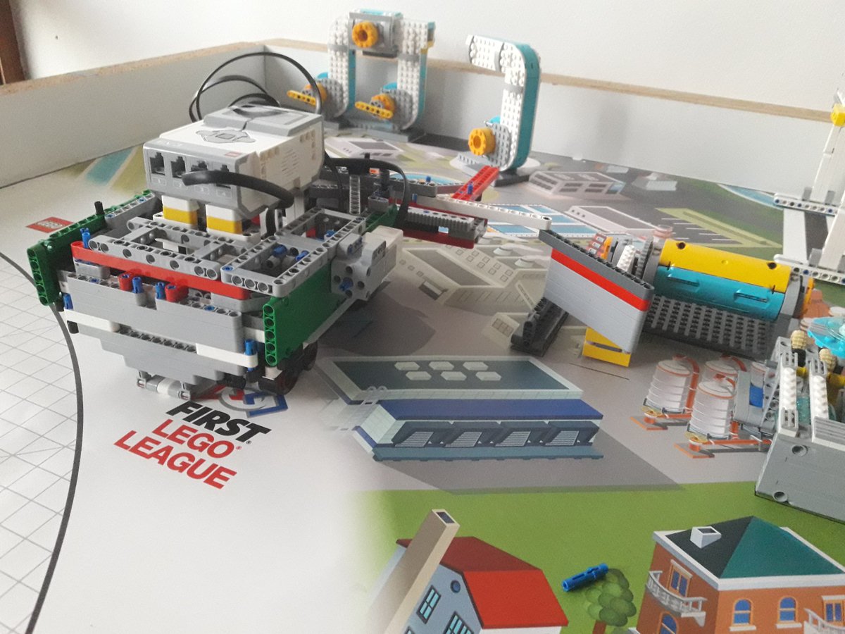 fllGteam's tweet photo. El robot del equipo G-Team de @gaztelueta en la #flleuskadi ya se mueve con cierta soltura en la mesa https://t.co/qxghuBnEG3