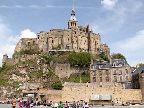 Le Mont-Saint-Michel épinglé pour l’accueil des touristes bit.ly/2D0XpyJ