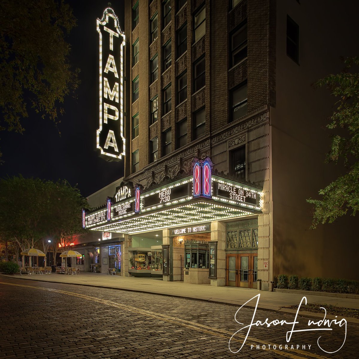 FreewayPhoto's tweet image. Historic Tampa Theatre at Night during the Holiday Season. @tampatheatre @CityofTampa @Tampasdowntown @VisitTampaBayPR @yourtake @Downtown_Tampa @TampaBayHistory Prints Available: bit.ly/2CEByvH