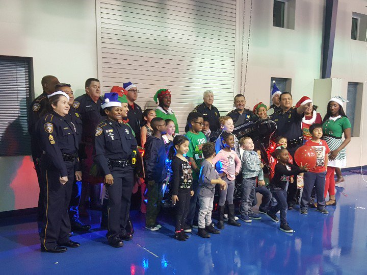 ProjectOneFocus's tweet image. Good Times at the HCSO Academy Christmas Party with @SheriffEd_HCSO 
#Houston #Literacy