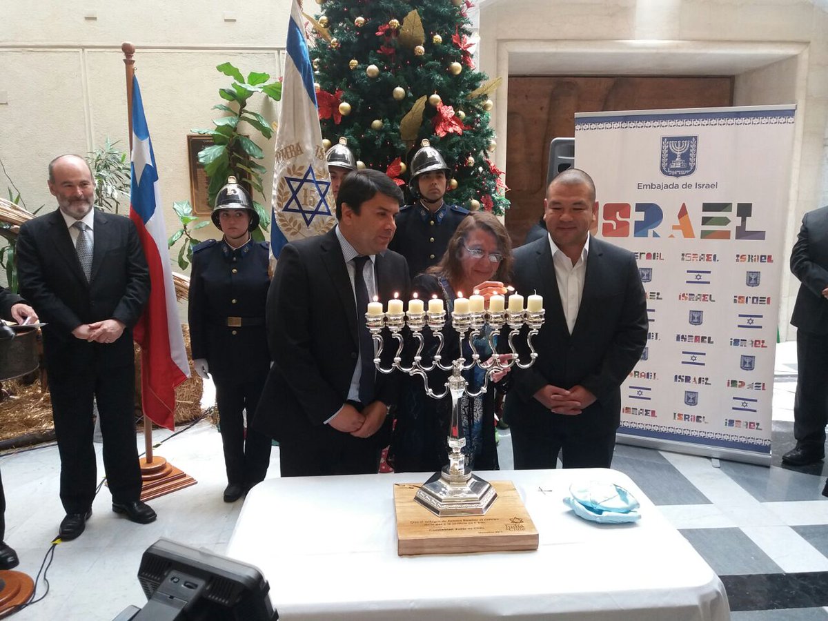 comjudiachile's tweet photo. Hoy se realizó #Januca  en la @CamaraDiputados 
@shaiagosin se mostró muy satisfecho por la realización de esta festividad a la q asistieron parlamentarios de todos los sectores, especialmente los miembros del Grupo Interparlamentario Chileno Israelí, presidido por @RamonFarias https://t.co/EOA5lD1kcE