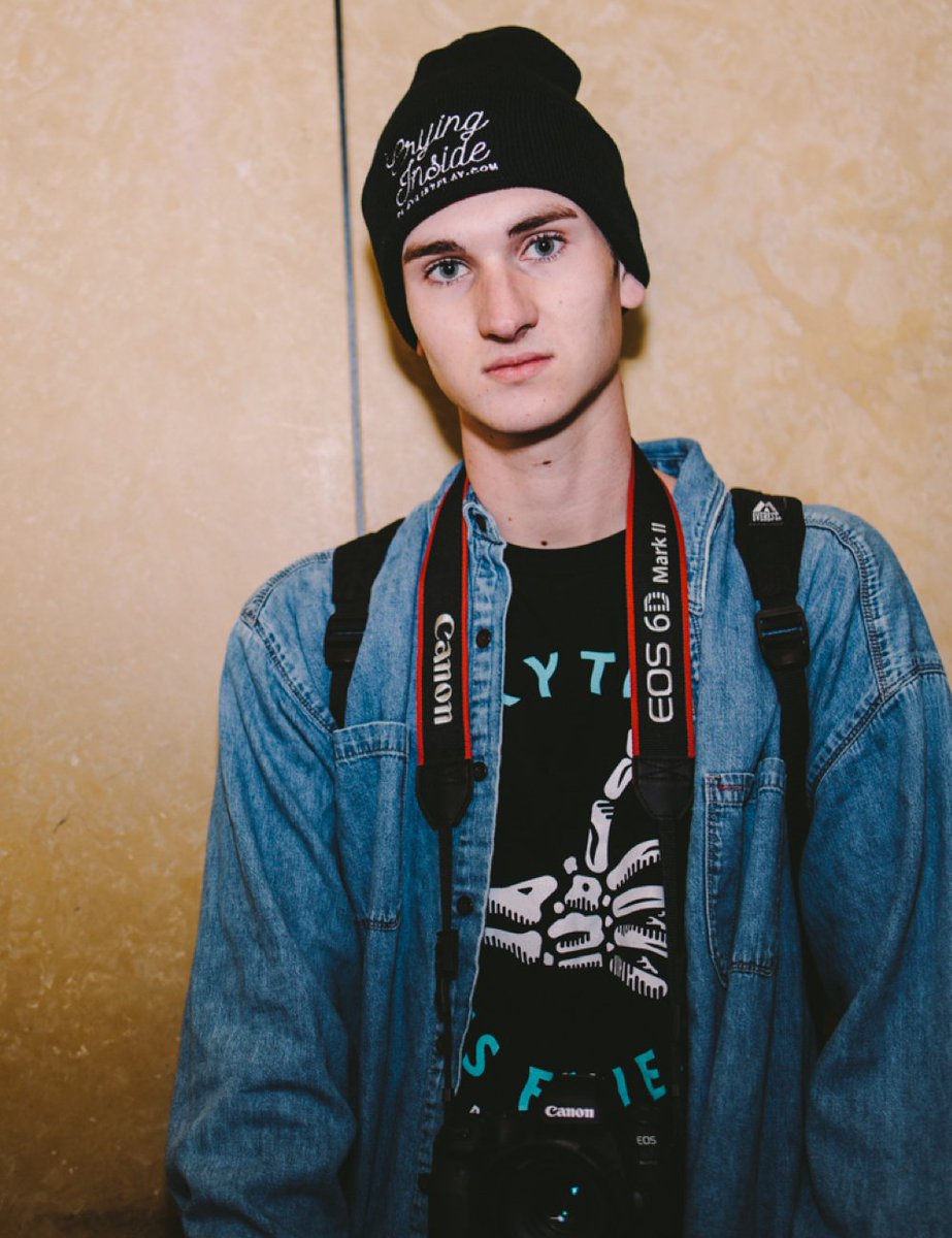 LiveListenShare's tweet image. We're insanely proud to unveil our first ever line of merch. We've been working hard for a while and partnered with some amazing folks to create a line of quality goods that help you wear your heart on your sleeve 🖤💪. Get yours at goo.gl/2bpfDJ // 📸 @mannarisms