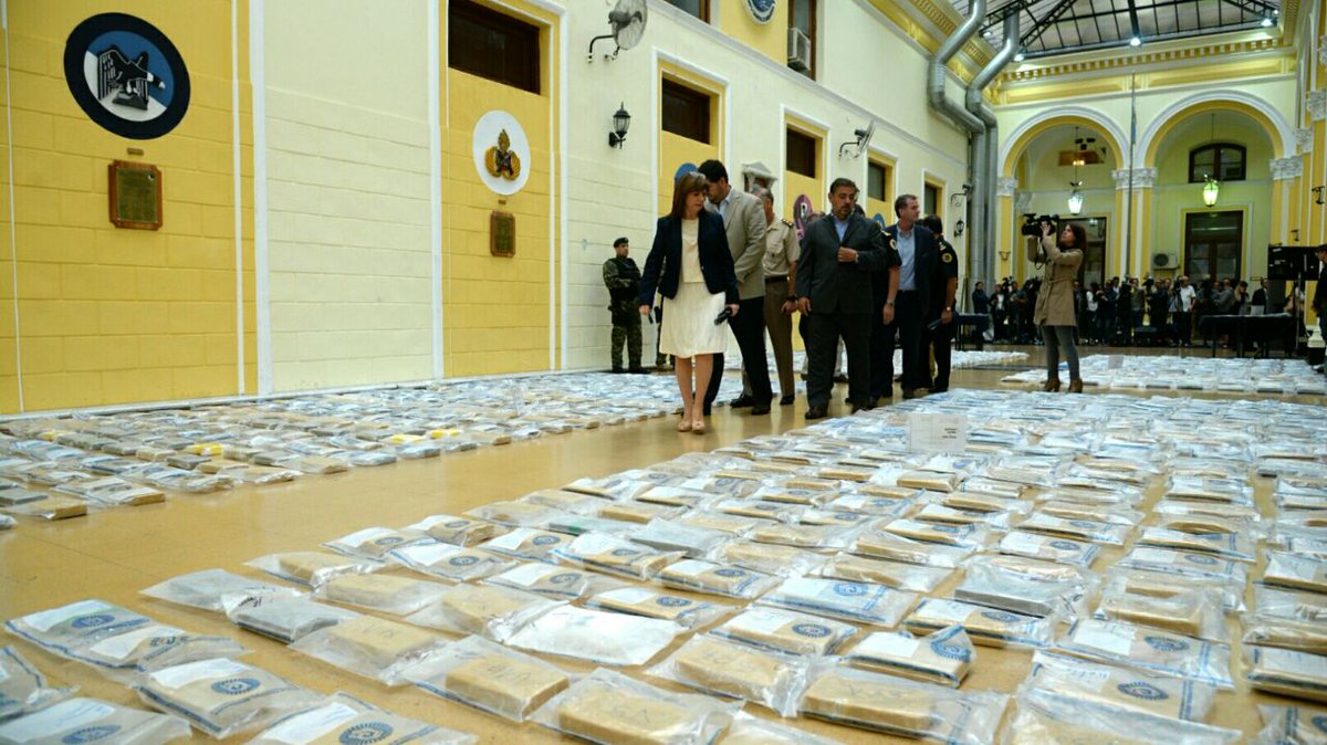 En uno de los golpes históricos más importantes al narcotráfico, incautamos 1167 kilos de cocaína en #LaMatanza provenientes de #Salta. Un cargamento de más de 10 millones de dólares en nuestro país y 40 millones en Europa. Toda la red está detenida y a disposición de la Justicia