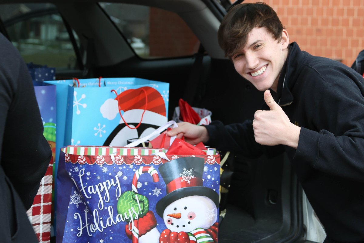 HWCDSB's tweet photo. Making miracles happen at STM! For 37 years, the school has collected Christmas presents for students in the HWCDSB. #ChristmasMiracle https://t.co/hNzYUKiUML