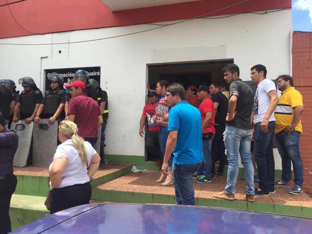 visiondigital8's tweet photo. #Escandalo en la Sede alquilada de la #Gobernacion..Funcionarios tienen secuestrados a Oscar Chavez y su Gabinete.
#VisionNoticias #GobernacionDelGuaira https://t.co/u4PwUh2HLY