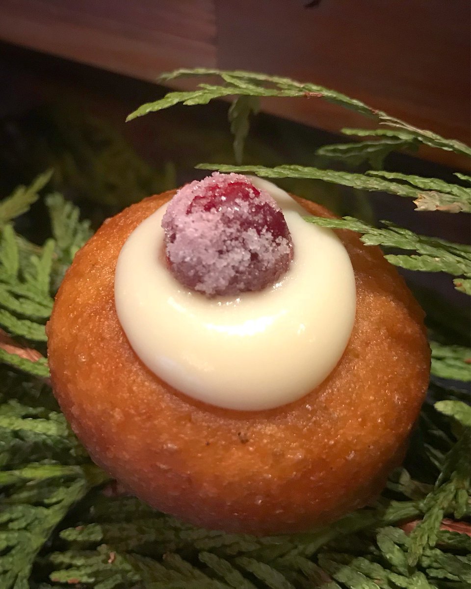 PipsOriginal's tweet image. IT’S A CHRISTMAS MIRACLE! Introducing Candied Cranberry-Lime Custard. Our 2017 Limited Edition Holiday Doughnut. -Tag 4 friends to win a FREE DOZEN.
#communitynotcompetition