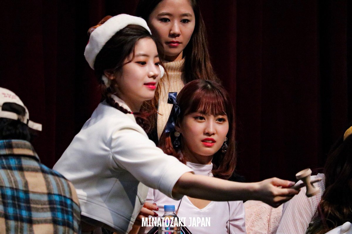 MinatozakiJp29's tweet photo. 171216 노량진 팬사인회 

乗ってないのにドヤってたㅋㅋㅋㅋ

 #트와이스 #TWICE #DAHYUN https://t.co/ZqWFdQApjr