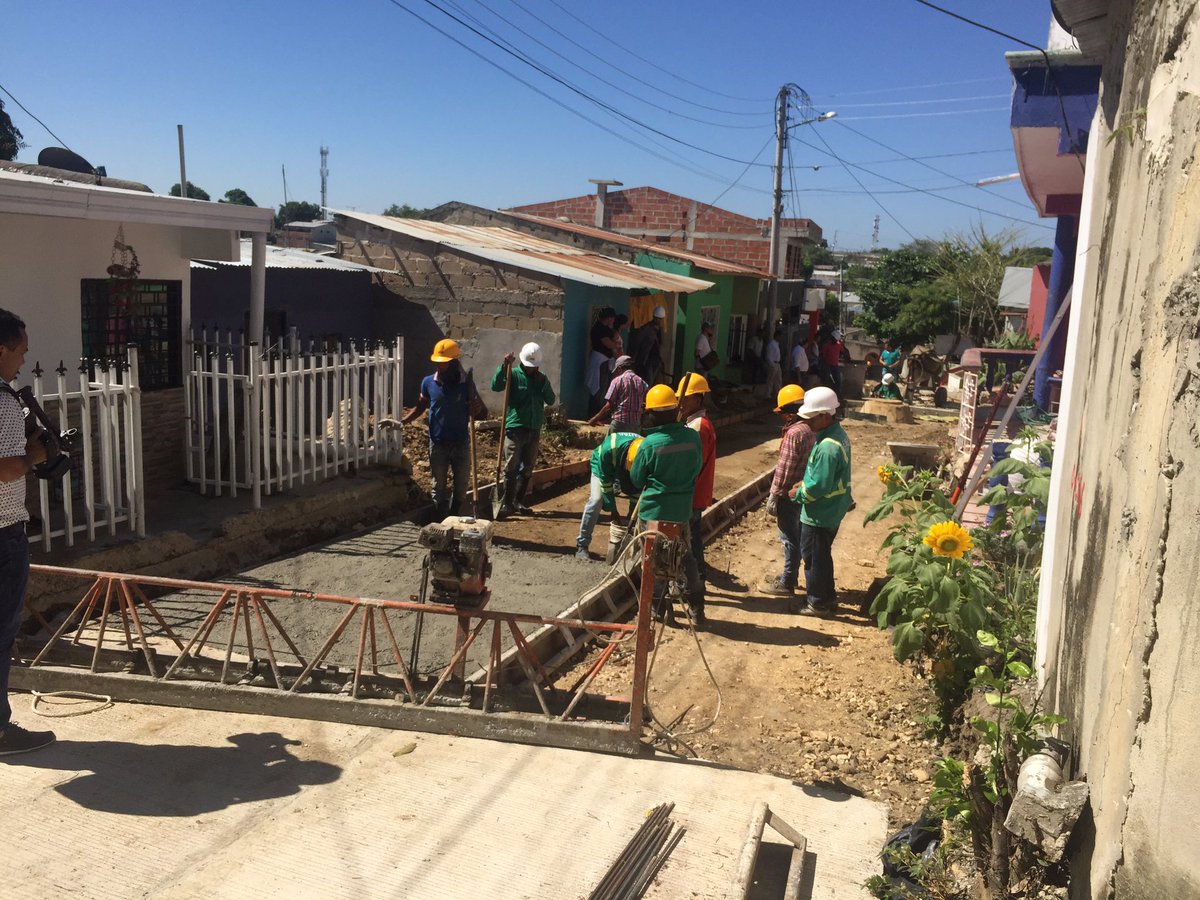 alcaldiasljo's tweet photo. En un 60% de avance se encuentran los 150 metros lineales de pavimento rígido que se construyen en el barrio Divino Niño, obra que mejora la calidad de vida de más 500 habitantes y transforma la movilidad del sector. #Fomvas https://t.co/nhftugqfoC