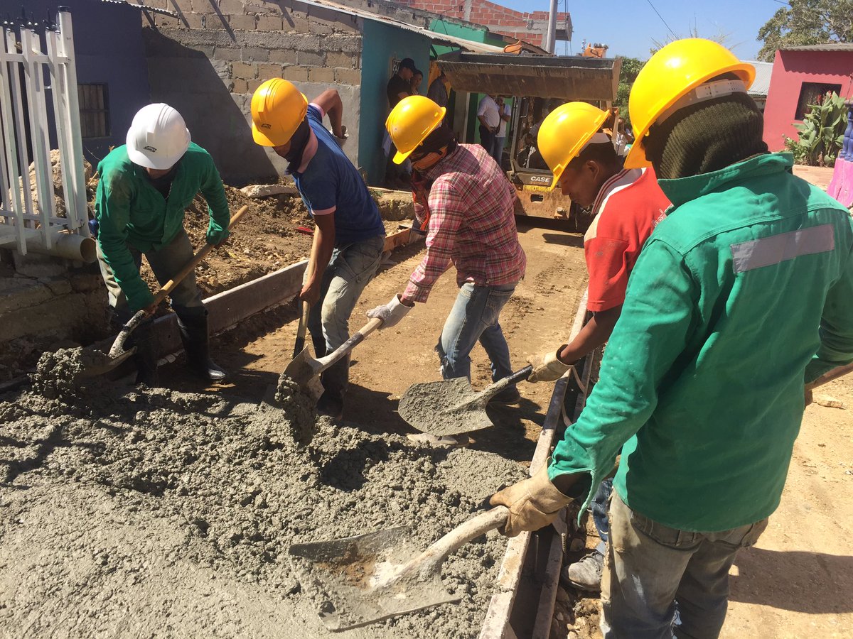 alcaldiasljo's tweet photo. En un 60% de avance se encuentran los 150 metros lineales de pavimento rígido que se construyen en el barrio Divino Niño, obra que mejora la calidad de vida de más 500 habitantes y transforma la movilidad del sector. #Fomvas https://t.co/nhftugqfoC