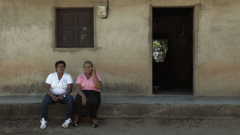 MatiaFundazioa's tweet photo. 📽️Ayer se celebró el #DíaDelMigrante y nos ha venido a la cabeza el documental ‘#EnTránsito’, de #BidezBide. Retrato de las #mujeres que se quedan cuidando a los hijos e hijas de otras mujeres que viajan a #Europa para proveer #cuidados https://t.co/bjjkHieJYv v @pikaramagazine https://t.co/y5FdWzM20V