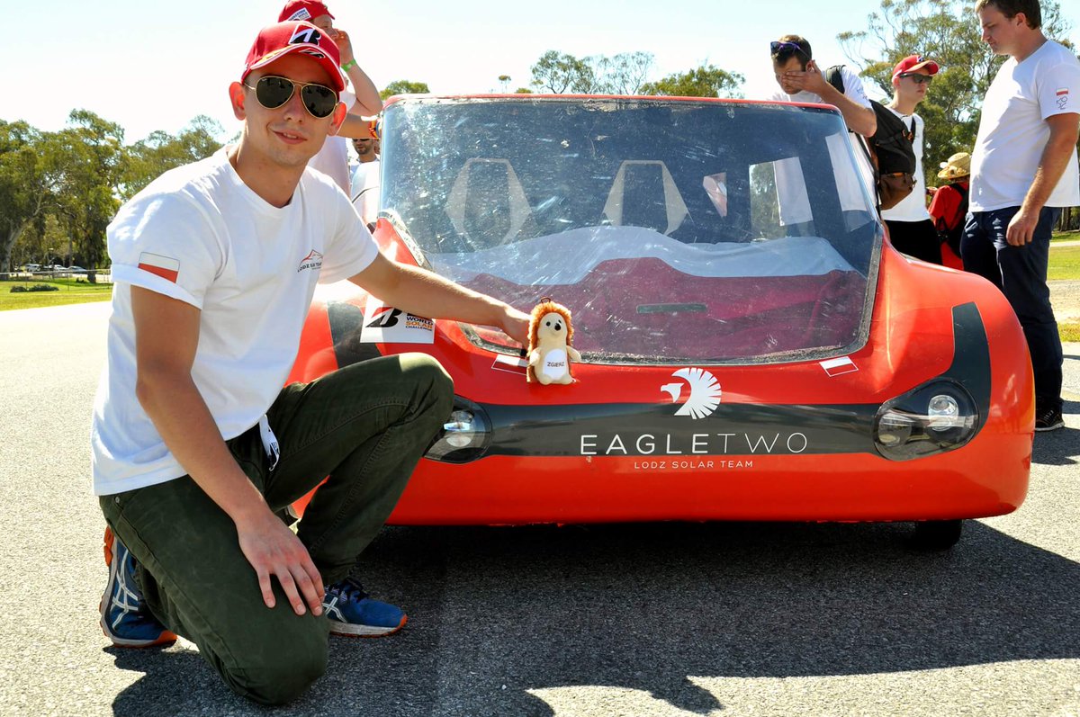 LodzSolarTeam's tweet photo. Przez całą drogę #bwsc2017 z Darwin do Adelaide towarzyszył nam Jeż ze Zgierza! @miastozgierz ogromnie dziękujemy za wsparcie 😊 #miastozgierz #zgierz #jeżzezgierza #lodzsolarteam #eagletwo #students https://t.co/zNVU2MLMhZ