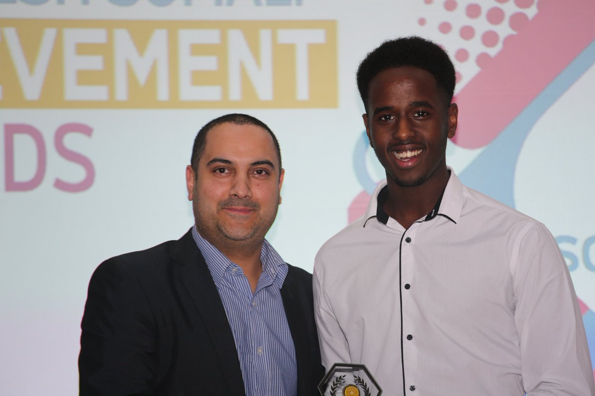 Thanks Cllr Kanaya Singh for attending our Awards and helping to present some of our Achievers with their Key Stage 5 Recognition Awards, many Somali residents living in Riverside achieved great results in their A-Levels &amp; now studying at top Universities🎓 #WelshSomaliAwards2017