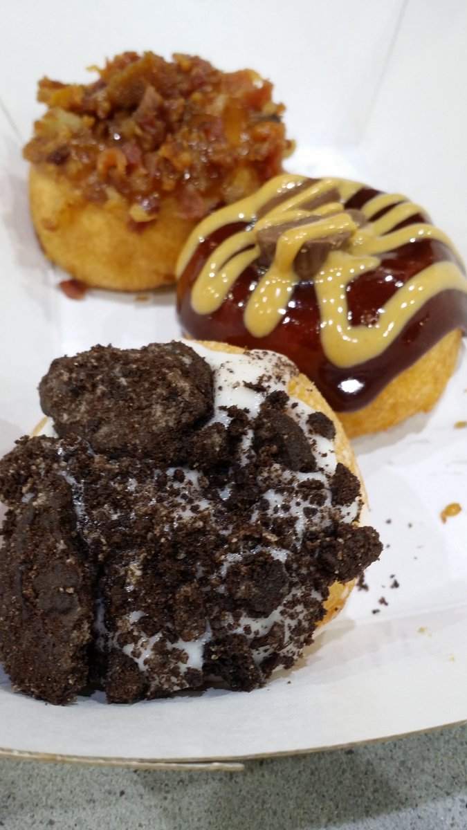 AshleyisFamous's tweet photo. Camp Fire! Cotton Candy! Homer Simpson! Sweet Pig! Sooooo many delicious choices! #TampaBayTuesday @MiniDoughnuts #MiniDoughnutFactory https://t.co/YxW8egLjUt