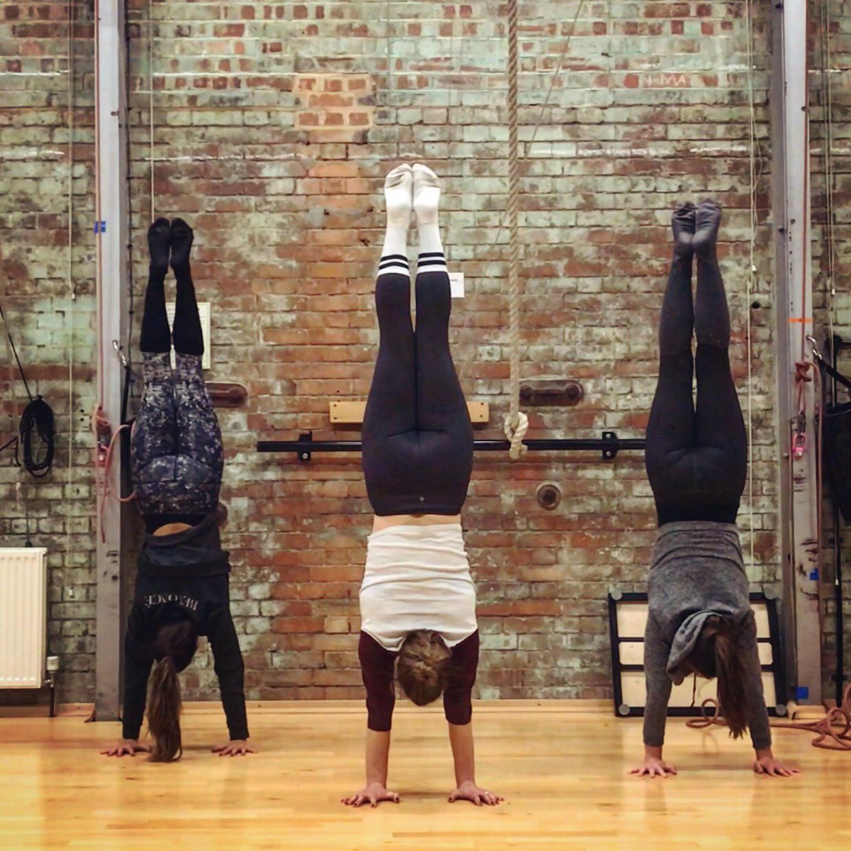 zoemjones's tweet photo. Day 353 HS challenge. 19th day of #hswithzoexmas. I get by with a little help from my friends @NationalCircus #365daysofhandstands #handstandswithzoe https://t.co/3MFbL6MO9I