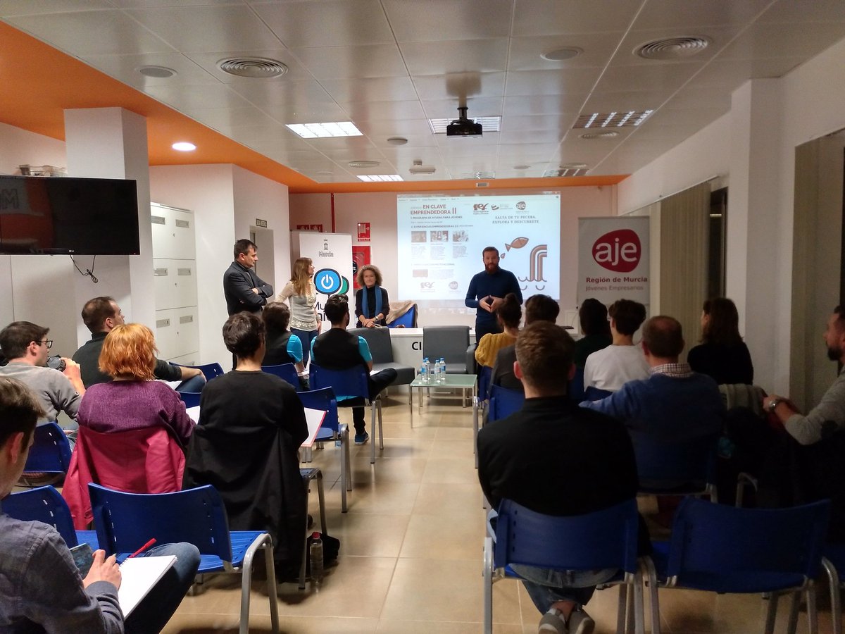 AJERegionMurcia's tweet photo. Inaugura @DavidLoperaG la jornada "En Clave Emprendedora" que hemos organizado junto a @sef_carm. Con @pdrolobo @SalvaEspin y #EsterBelmonte. Los subdirectores del #SEF #JoséTomás #MariaÁngelesRodriguez y @PilarVSJacome nos explican las ayudas a jóvenes.Estamos en @MurciaInicia https://t.co/VY9iwZpbdY
