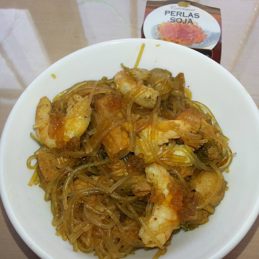 ¿Os apetece una fusión de sabores? Fideos de cristal con verduras, langostinos, pollo y #perlas de #soja
