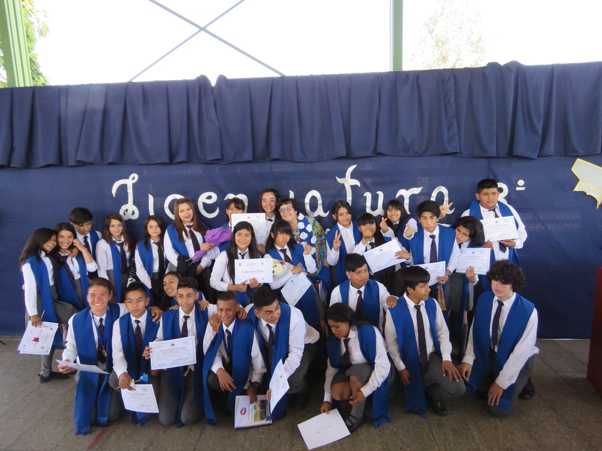 ManuelJaraV's tweet photo. Hoy con mucho orgullo apoyando la graduación del octavo básico de la escuela Camilo Mori, mucha emoción en aquellos niños que cierran un ciclo y comienza otro, feliz de aportar con un pequeño obsequio, a nombre de la @fundacionplc su foto de graduación. #MueveTuComunidad https://t.co/kFbxd6OwMY