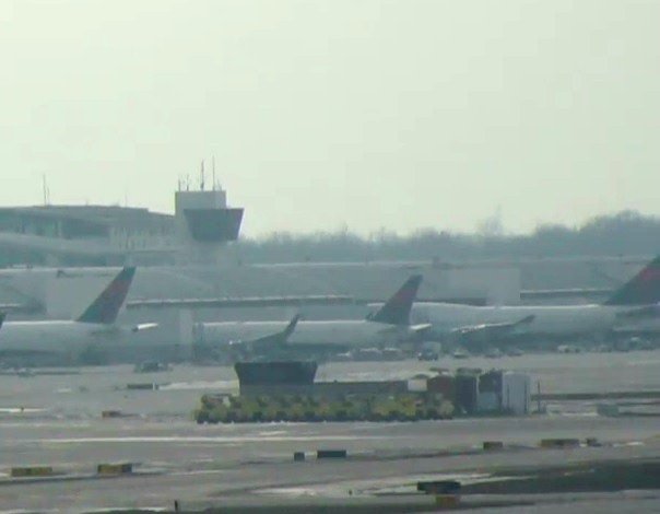 AirportWebcams's tweet photo. LIVE: The very last regular-schedule Boeing 747 flight by a US carrier is now at the gate. Delta 747 N666US has just arrived at Detroit from Seoul on #DL158: https://t.co/mRmNyR2Ork https://t.co/lLrhsLL3gn