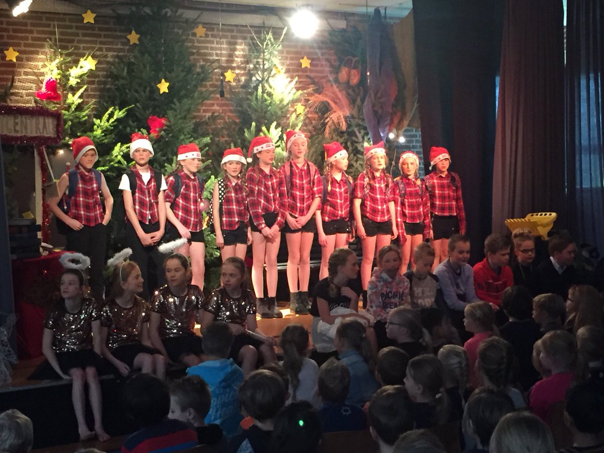 Klaar voor de laatste en knallende Kerstmusical van gr. 7! En wat ziet alles er prachtig uit!#willibrordus