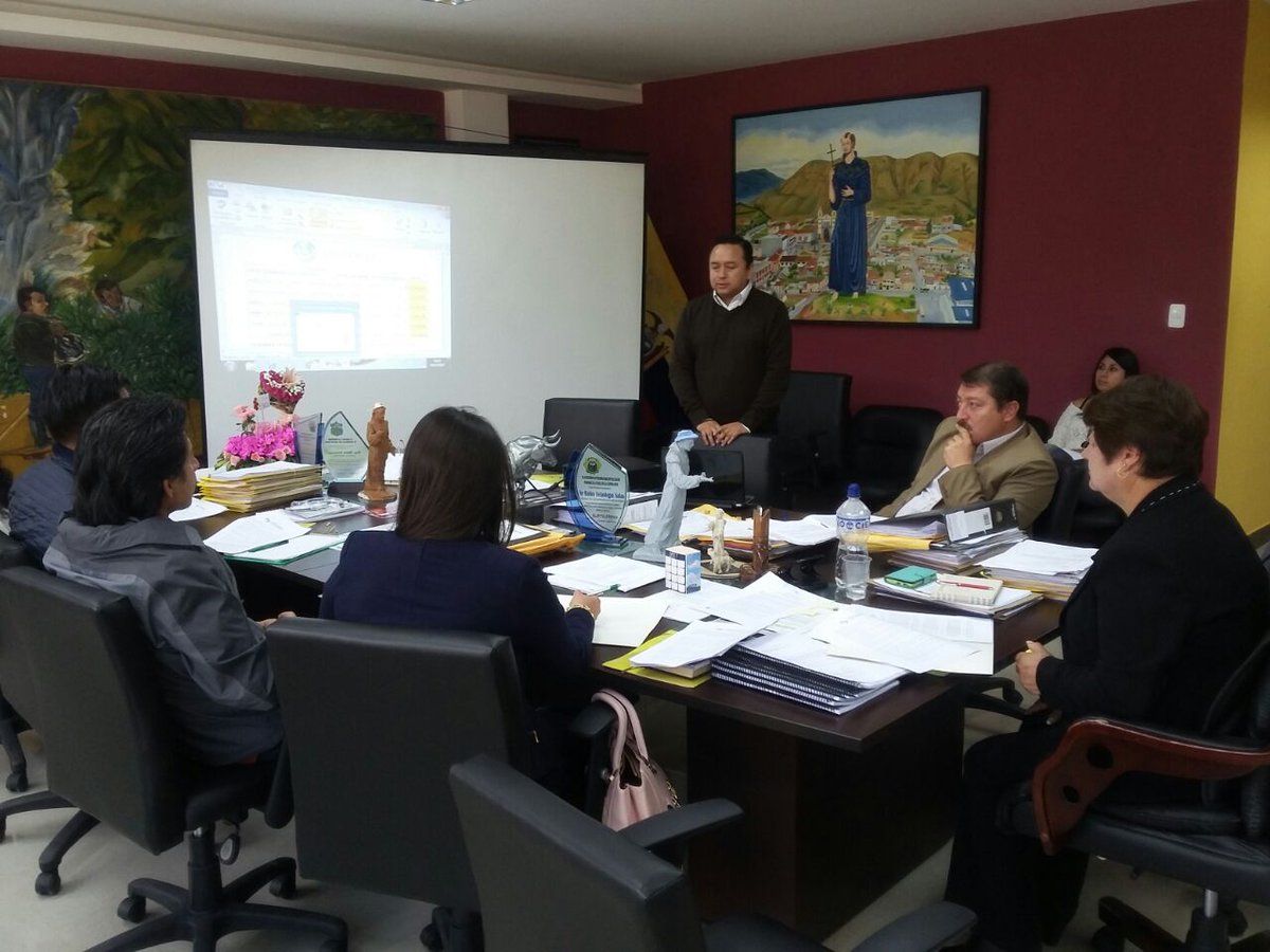 AMEcuador's tweet photo. Efrían Aimara, alcalde de Patate; Demetria Velasteguí, alcaldesa de Penipe y autoridades de los GAD de Pelileo y Baños se reúnen para la planificación de la Mancomunidad del #GeoParque2018. #AMEenTerritorio https://t.co/jGD07wOyLX