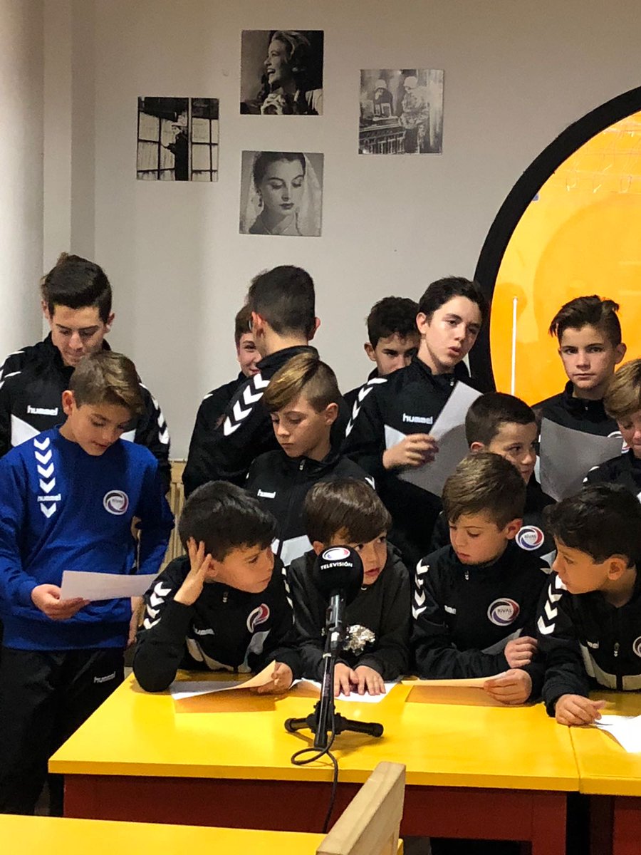 cdrivasfutsal's tweet photo. En la tarde de ayer, varios jugadores de los equipos del Club estuvieron en el making off del villancico que estamos preparando para felicitar las Navidades a nuestra aficion!!
🎄🎄🎁🎁🎉🎉☃️☃️
#RivasFutsalTV #Making_off
#RivasFutsal https://t.co/AJQvn1jvrS