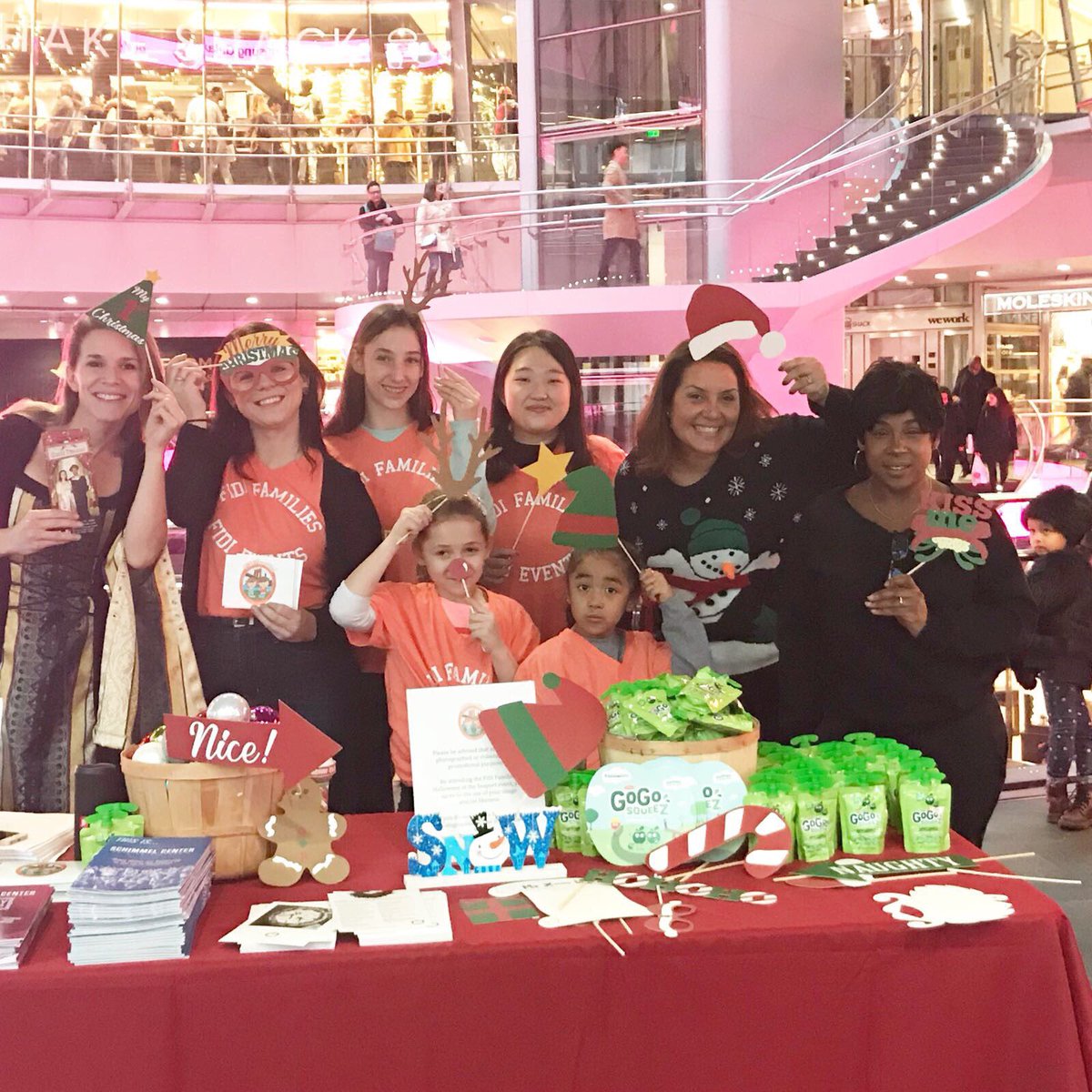 GalliTheaterNYC's tweet photo. Special thanks to @FiDiFamilies for inviting us to their event yesterday. Singing #ChristmasSongs! #Thankful #gallitheater #johannesgalli #Christmaslights #shoppingcenter #Downtown #Manhattan #event https://t.co/z9mNa9d1Ku