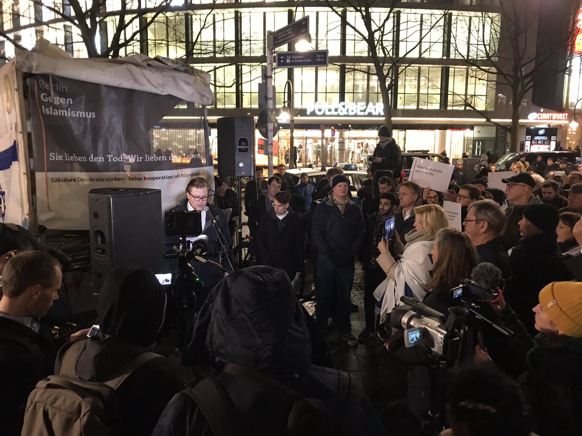 rbb24's tweet photo. Während in der #Gedächtniskirche bei einem Friedensgebet den Opfern vom #Breitscheidplatz gedacht wird, demonstriert nebenan das Bündnis "#Berlin gegen #Islamismus". https://t.co/94Pxo6znvq